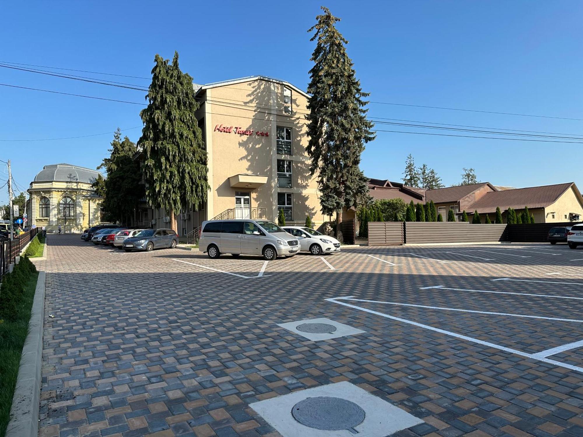Hotel Turist Fălticeni エクステリア 写真