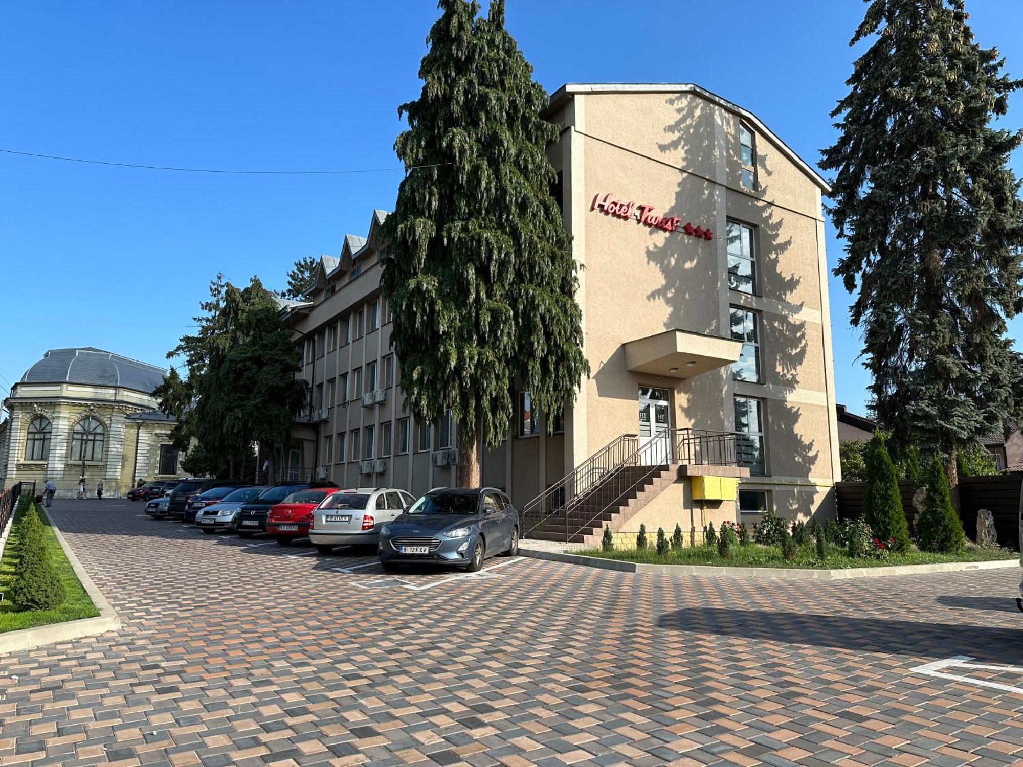 Hotel Turist Fălticeni エクステリア 写真